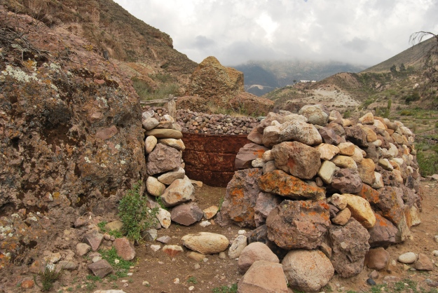 Refugio de animales en la precordillera de Socoroma. Tecnica: piedra seca apilada.